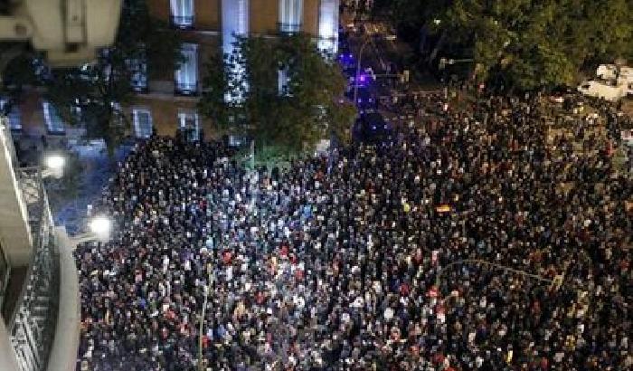 Spagna, scontri polizia-indignados