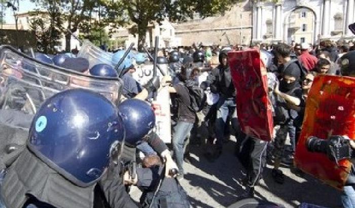 0085BD-NEWS_63405 Studenti in piazza, scontri con la polizia