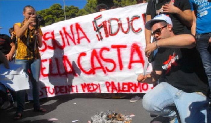 Palermo: gli studenti hanno protestato bruciando le tessere elettorali