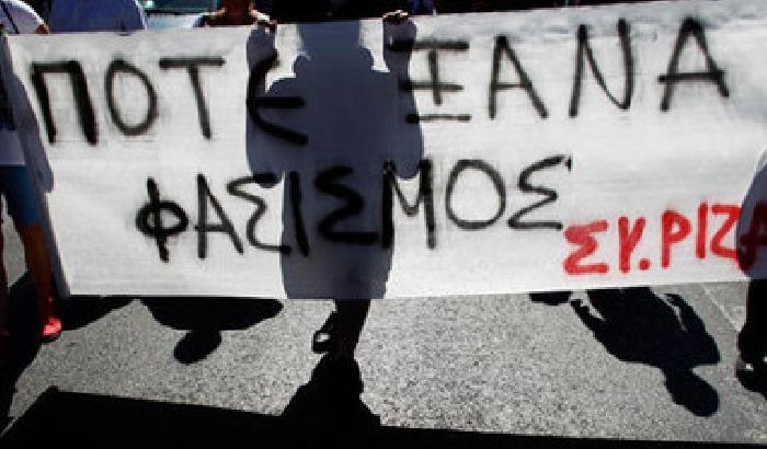 Antifascisti greci denunciano: torturati dalla polizia come in Iraq