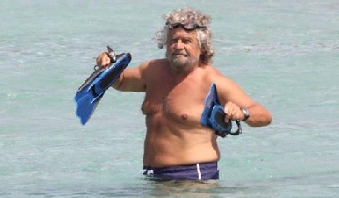 Grillo pronto a tuffarsi per raggiungere la Sicilia a nuoto
