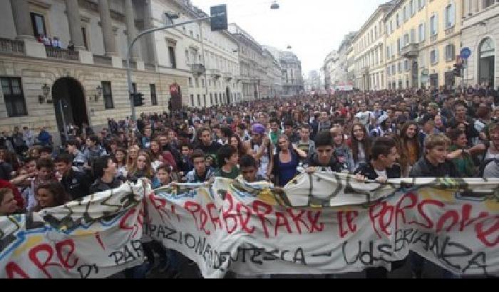 Studenti a Milano: "Formigoni dimettiti"