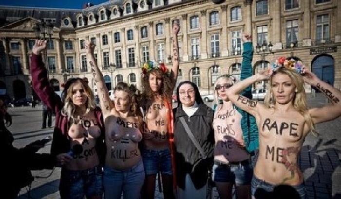Femen a seno nudo con suor Véronique contro lo stupro