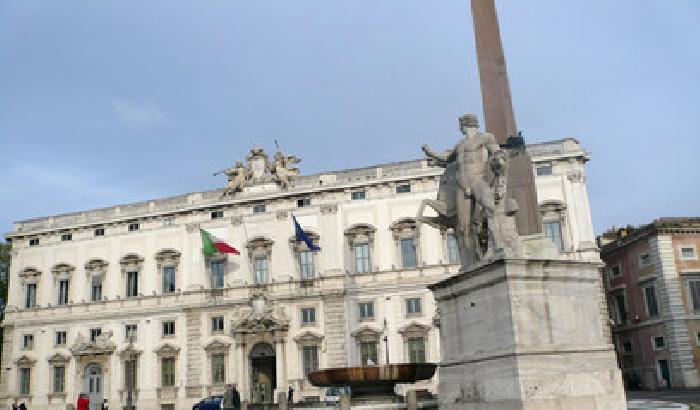 E' povero. Si dà fuoco davanti al Quirinale