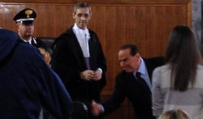 008808-NEWS_64605 Silvio stringe la mano alla Boccassini. Poi insulta i giudici