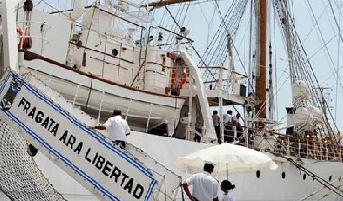 I pirati della finanza fanno sequestrare una nave argentina