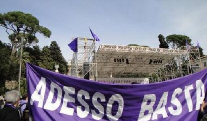 Il Popolo Viola brinda in piazza: "Berlusconi è un delinquente"