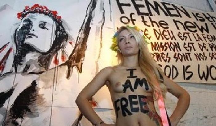 La Femen nuda (e oscurata) su Al Jazeera