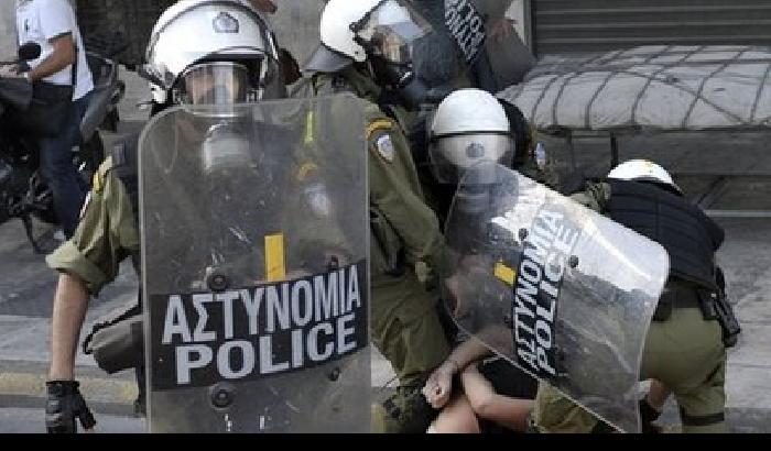Denunciano le torture, sospesi due giornalisti della tv greca