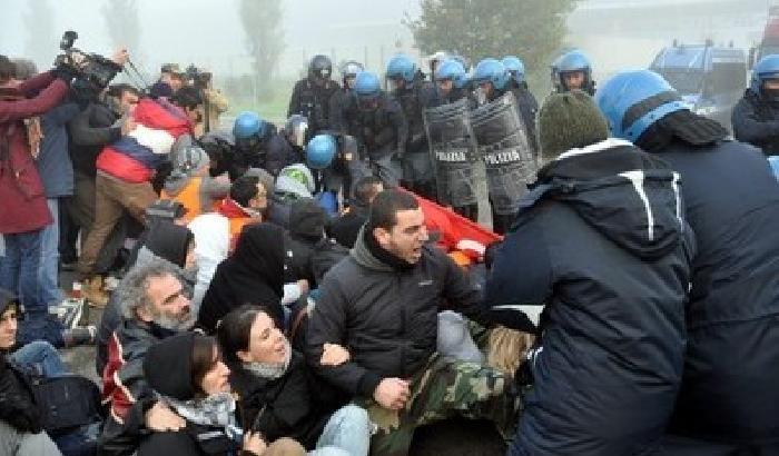 La polizia carica i lavoratori Ikea a Piacenza