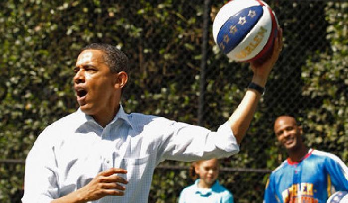 008B10-NEWS_66171 Election Day: Obama gioca a basket per scaramanzia