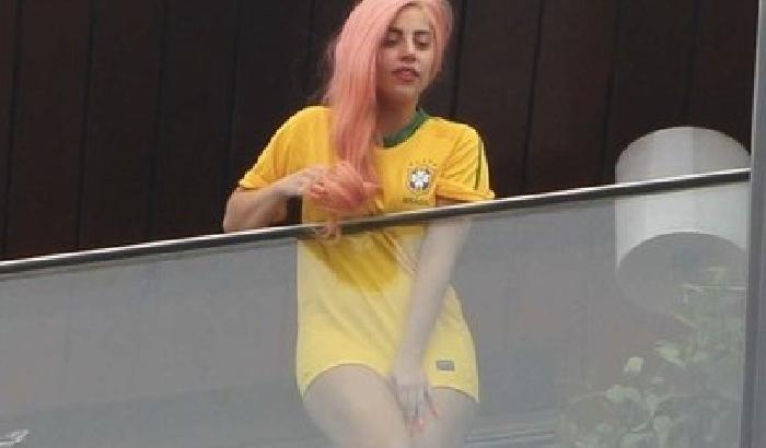 Lady Gaga hot, saluta i fan senza slip