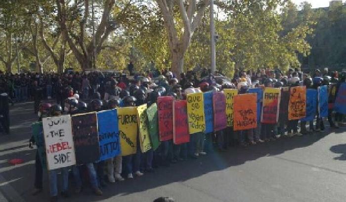 008C7F-NEWS_66924 Roma, la polizia carica il corteo degli studenti