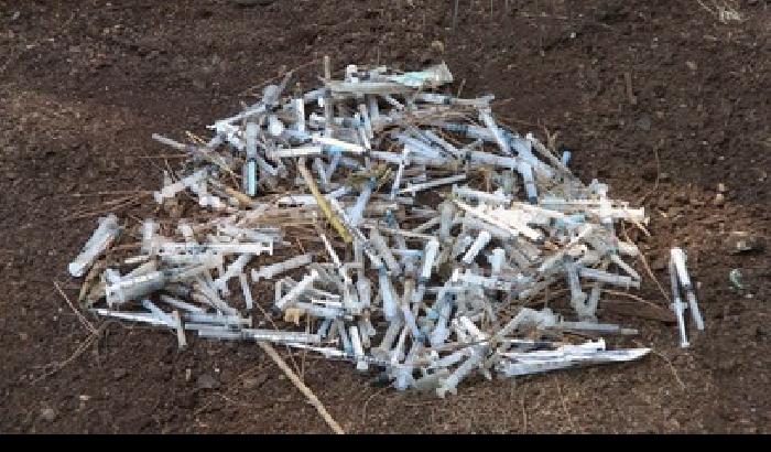 Sempre meno tossicodipendenti, ma la "canna" tira ancora