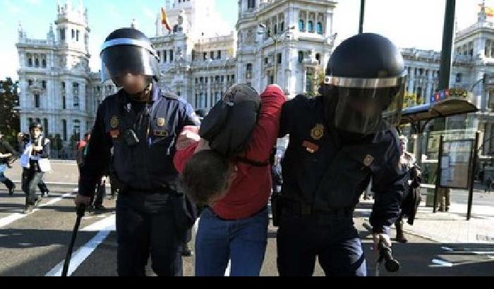 Botte da orbi: polizia spagnola sotto accusa