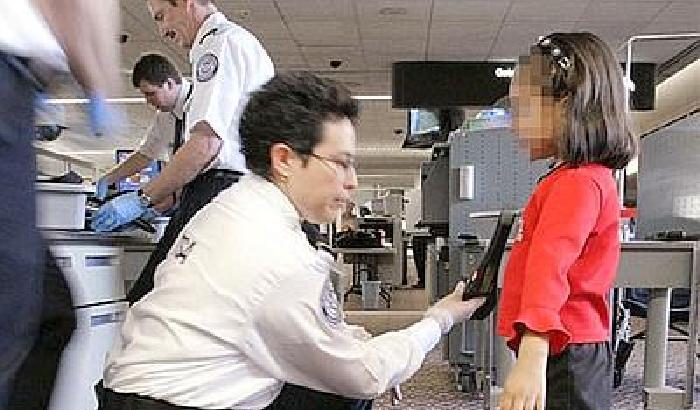 008D64-NEWS_67403 Perquisizione in aeroporto a una bimba di otto anni