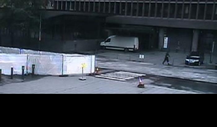 008E70-NEWS_67987 Nuovo filmato sulla bomba a Oslo di Breivik (vd)