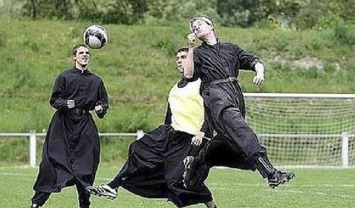 008E82-NEWS_68023 Bosnia, tra preti e imam sfida a pallone