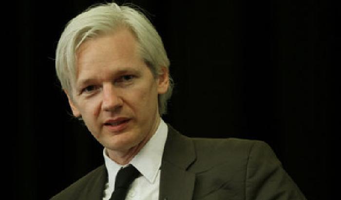 Assange ha un'infezione ai polmoni. Quito: "Lo state uccidendo"