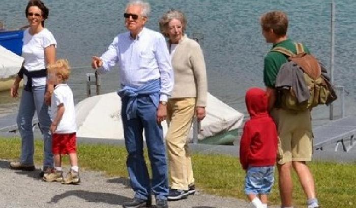 009106-NEWS_69413 Monti ci scherza su: mio nipote chiamato "spread" all'asilo