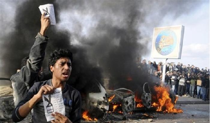 0091DD-NEWS_70135 Urne aperte, violenze nelle piazze