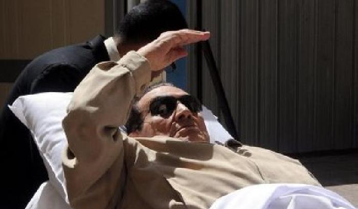Mubarak, la famosa caduta lo riporta in ospedale