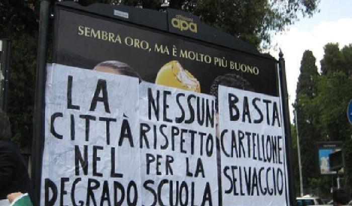 Combatte contro i cartelloni abusivi. Condannato