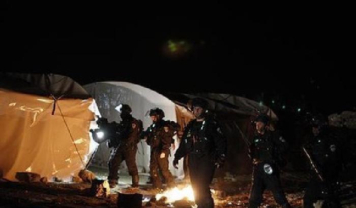 Raid israeliano: sgomberato Bab al Shams, 6 feriti