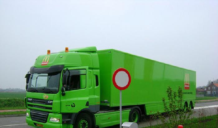 I camion green di Mc Donald's che vanno a olio fritto