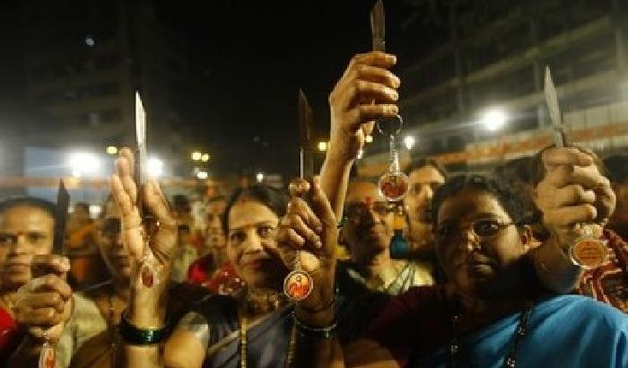 009868-NEWS_73698 India, campagna choc anti-stupri: coltelli alle donne