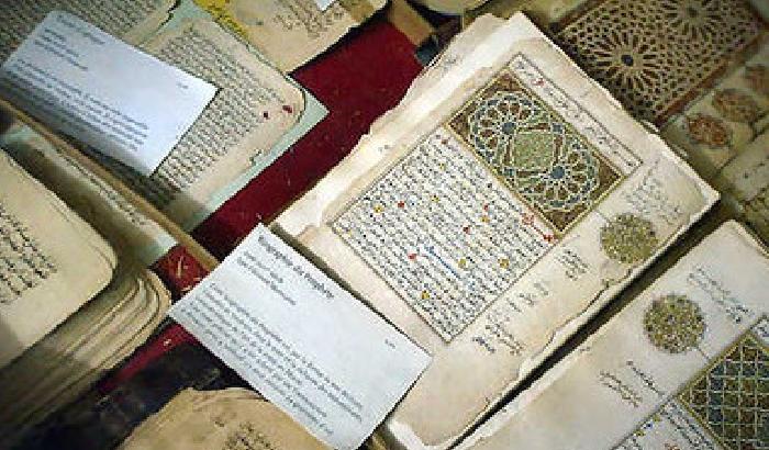 A Timbuctu islamisti danno fuoco a libri antichi