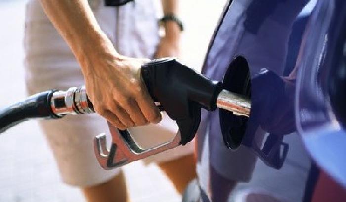 Benzina, risalgono i prezzi alla pompa