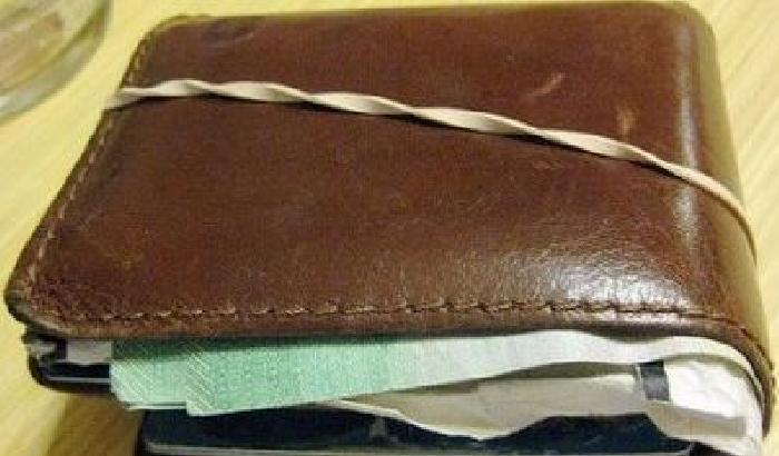 Trova portafogli con 1300 euro e lo resituisce