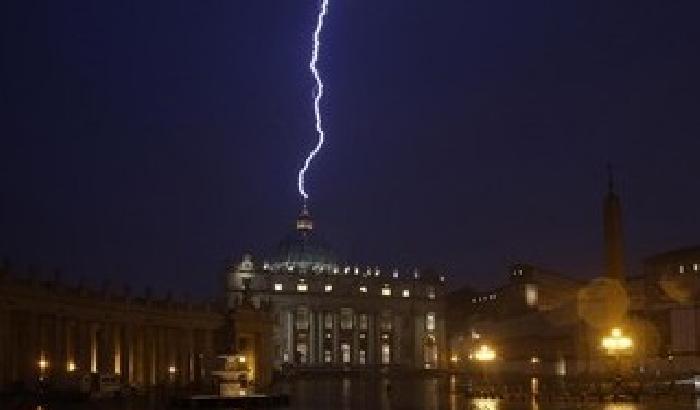E un fulmine colpisce San Pietro