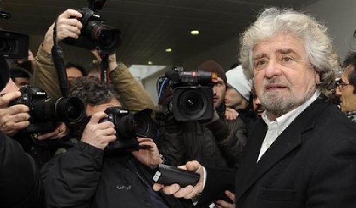 Grillo caccia dal palco operatore del Tg3