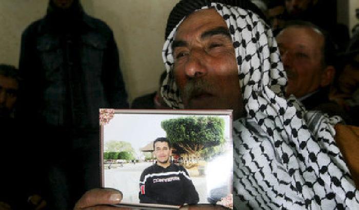 Palestina, folla e tensione ai funerali del detenuto morto
