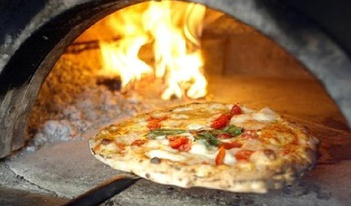 Crisi, la parrocchia diventa pizzeria