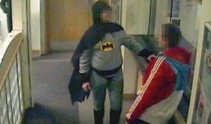 Mascherato da Batman consegna ladro a polizia