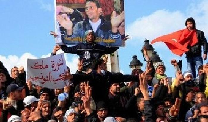 Vigilia nuovo governo Tunisia, giovane si dà fuoco