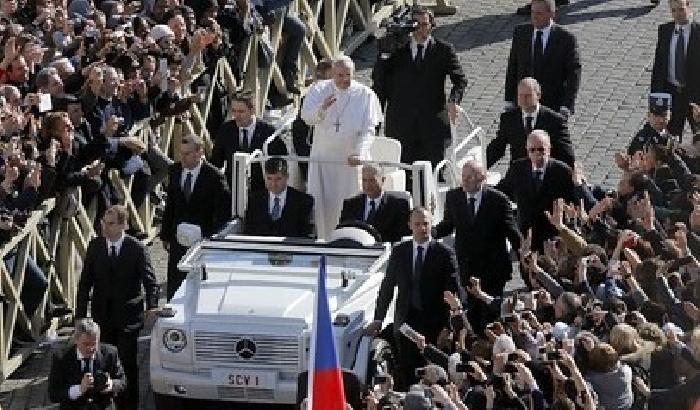 L'abbraccio dei fedeli a Papa Francesco