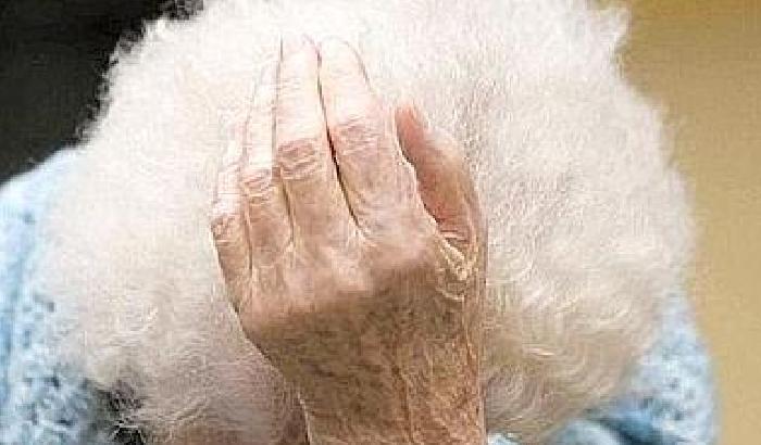 Anziana uccisa nella casa di riposo: indagati i medici e un anziano artista