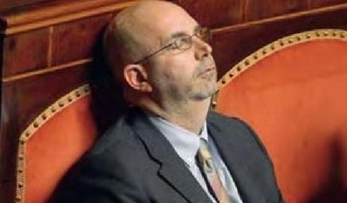 Il capogruppo Crimi dorme in Senato