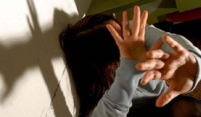 Drogava e poi violentava i pazienti, arrestato un falso fisioterapista