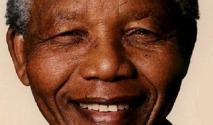 00A453-NEWS_80356 Mandela è ancora in ospedale. Paese col fiato sospeso