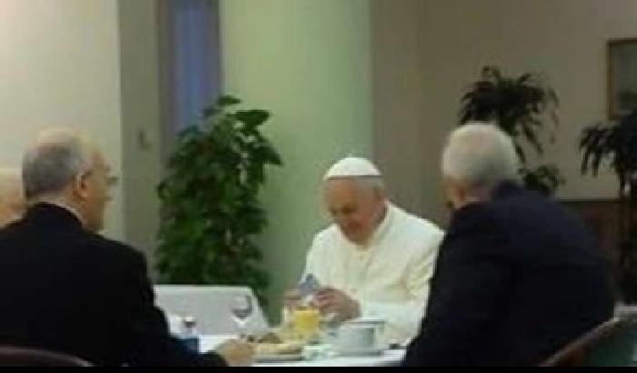 Il Papa a colazione spopola sul web