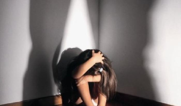 00A7A6-NEWS_82209 Abusi sulle figlie di 4 e 8 anni: guardavano insieme film porno