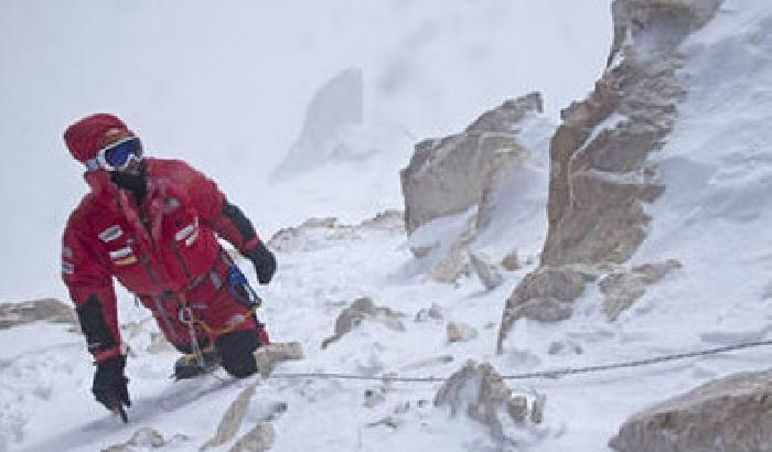 Sherpa picchiano e feriscono un alpinista italiano in Nepal
