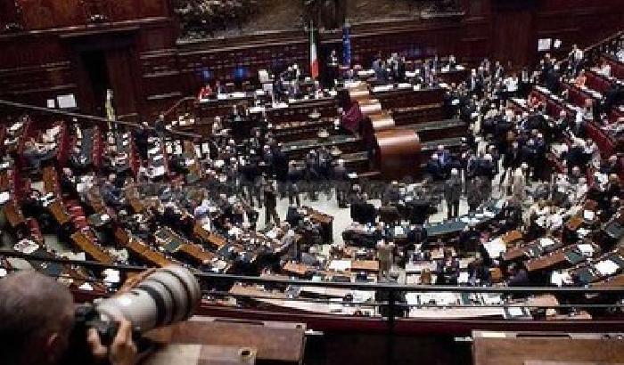 00A9EF-NEWS_83438 Sondaggi: Pdl vola e Pd in picchiata