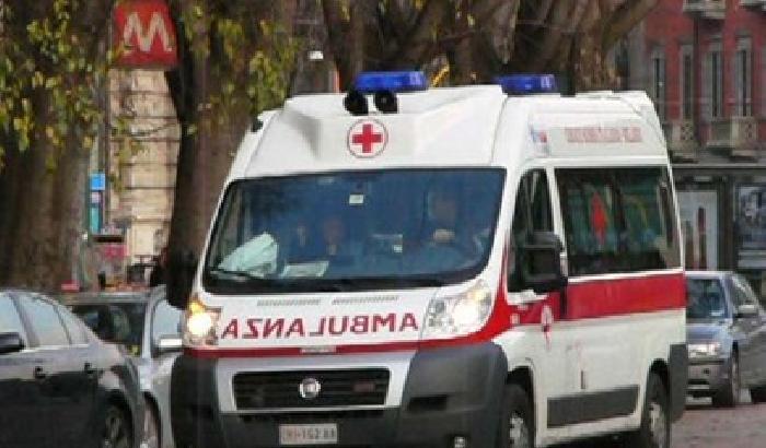 Donna ustioniata con l'acido da due uomini incappucciati