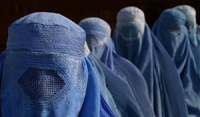 00AA76-NEWS_83709 Afghanistan: uccide in pubblico la figlia 'disonorata'